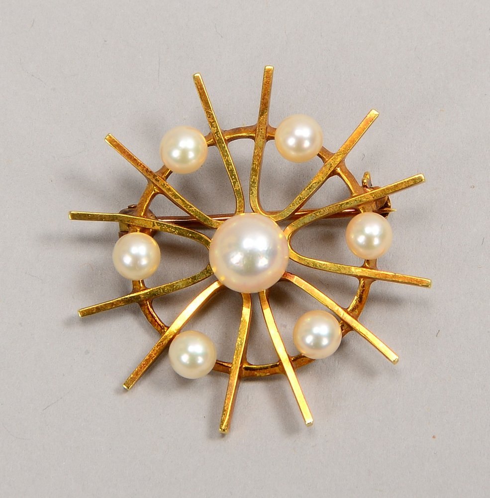 Brosche, 585 GG (gest.), mit 7-fachem Perlenbesatz; Ø 3,5 cm, Gew. 6,30 g