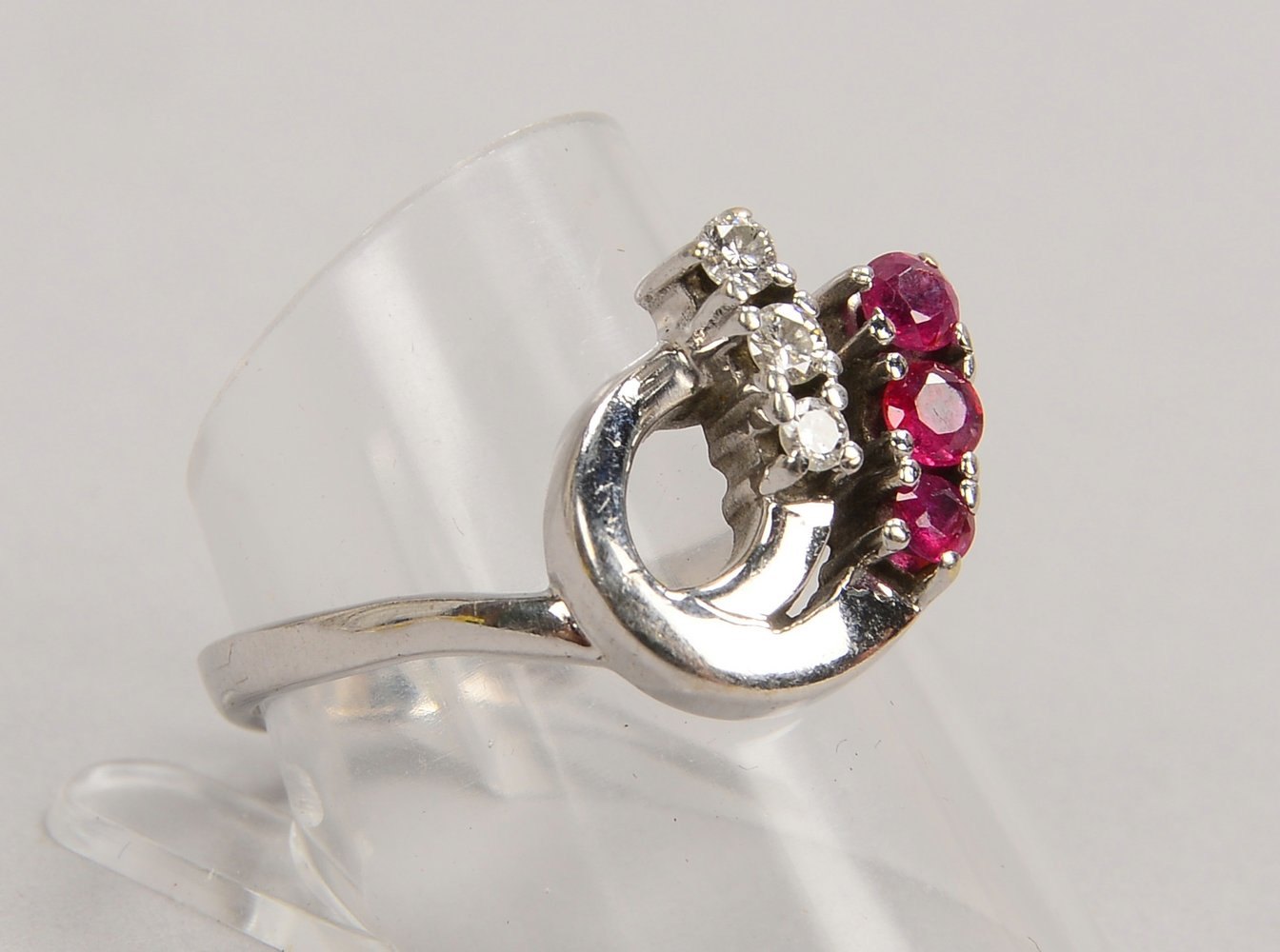 Ring, 585 WG (gest.), .mit 3x Rubinen und 3x kl. Diamanten; RG 59, Gew. 5,50 g