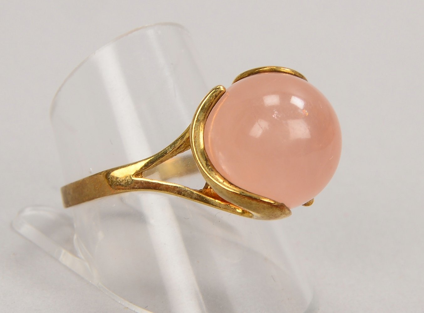 Ring, 333 GG (gest.), besetzt mit einer Rosenquarz-Kugel; RG 59, Gew. 6 g