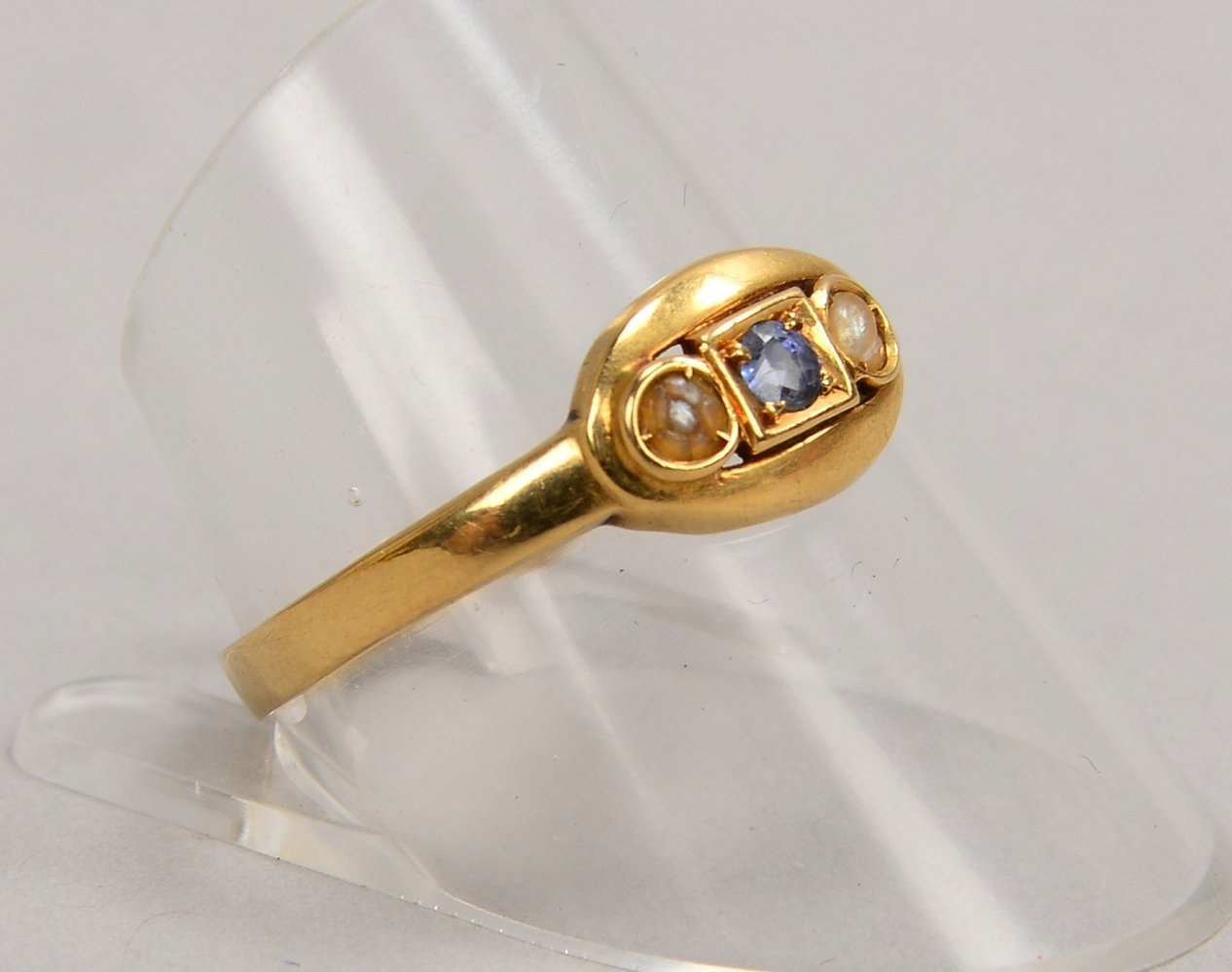 Ring, 585 GG (gest.), mit kl. Saphir und 2x Saatperlen; RG 61, Gew. 1,80 g
