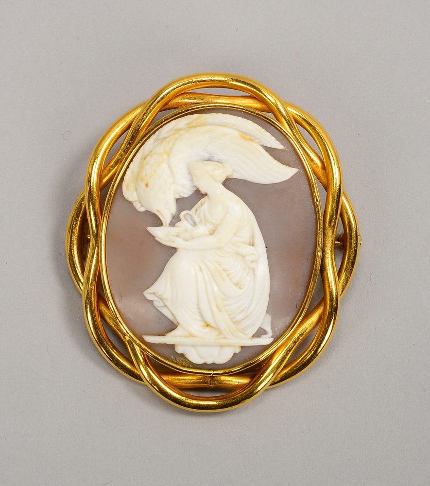 Brosche, geschn. Muschelkamee, 'Speisung des Zeus durch Hebe'; Maße ca. 6 x 7 cm