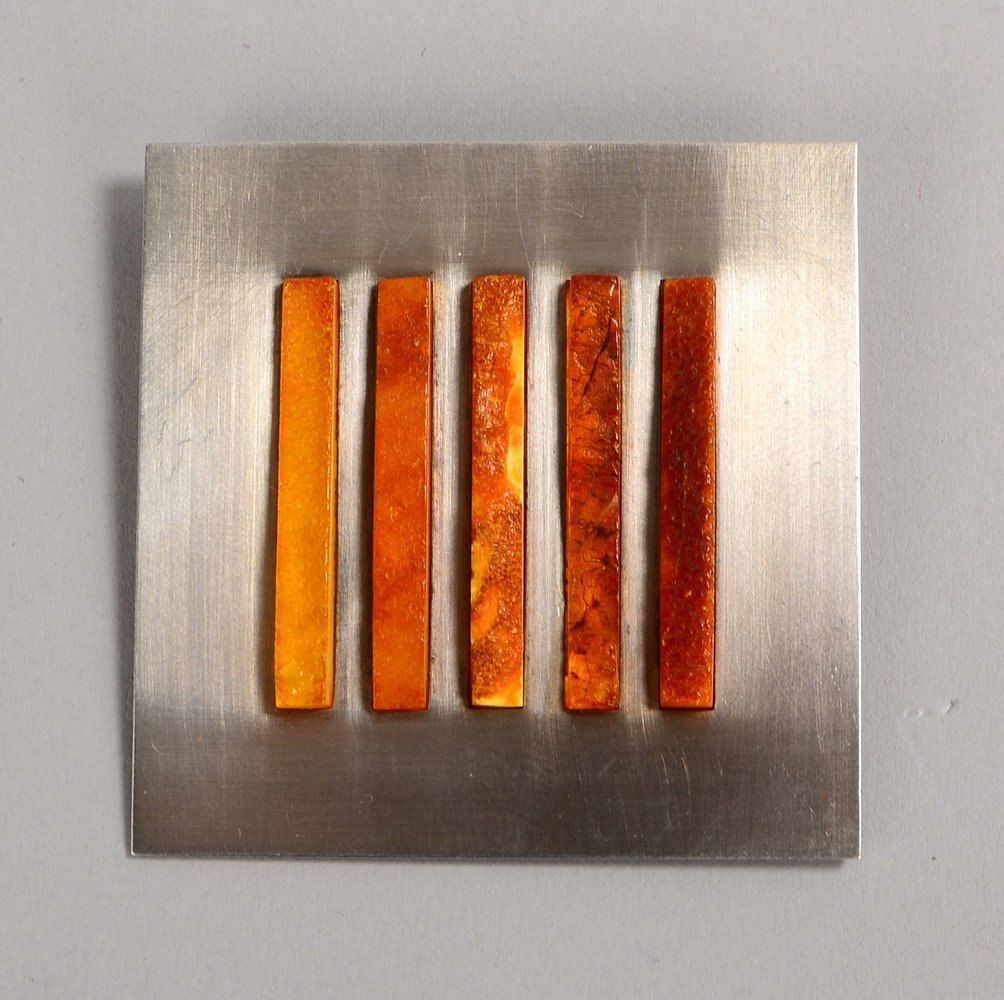 Anhänger/Brosche, Sterlingsilber, Platte mit 5x Bernstein-Stelen; Maße 5,5 x 5,5 cm
