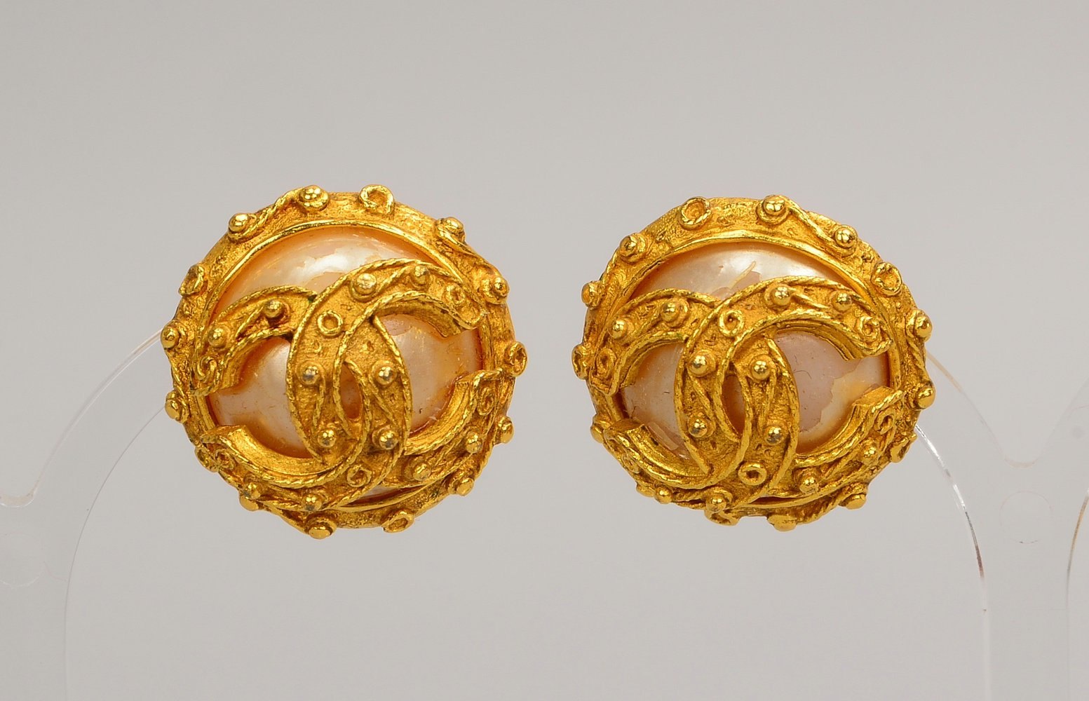 Chanel, Paar Designer-Ohrclips, vergoldet, mit Kunstperlen-Besatz, sign.; Ø 2,5 cm