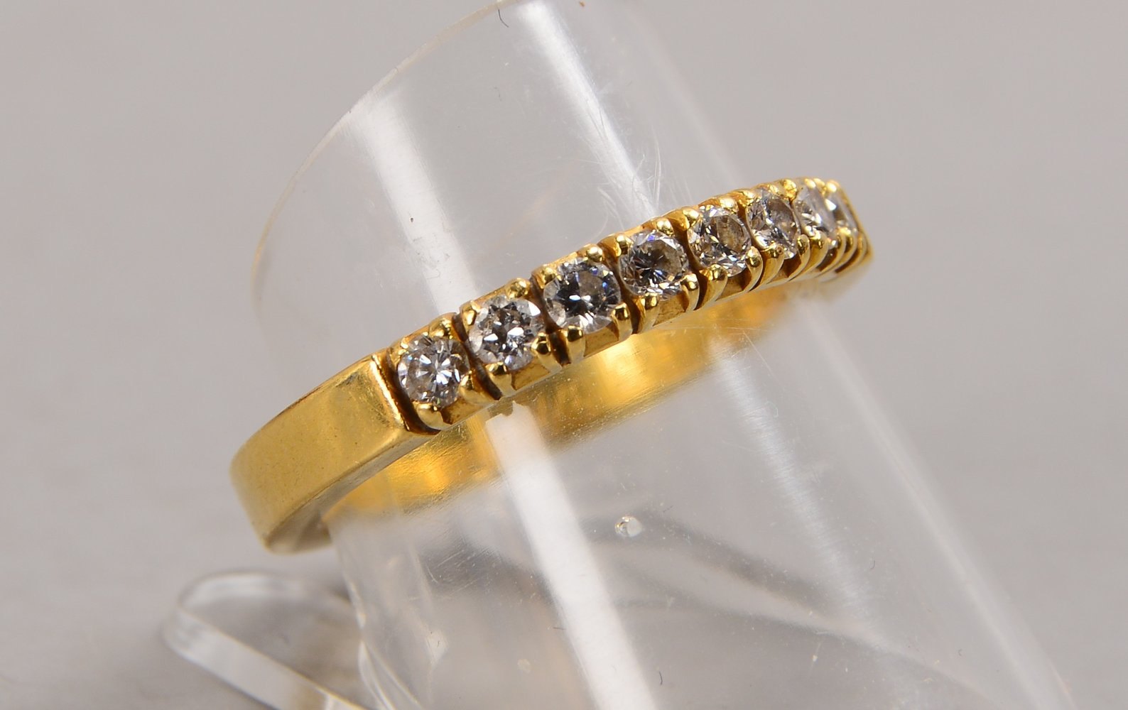 Ring, 750 GG (gest.), besetzt mit 8x kl. Brillanten/zus. ca. 0,40 ct; RG 57, Gew. 5,70 g