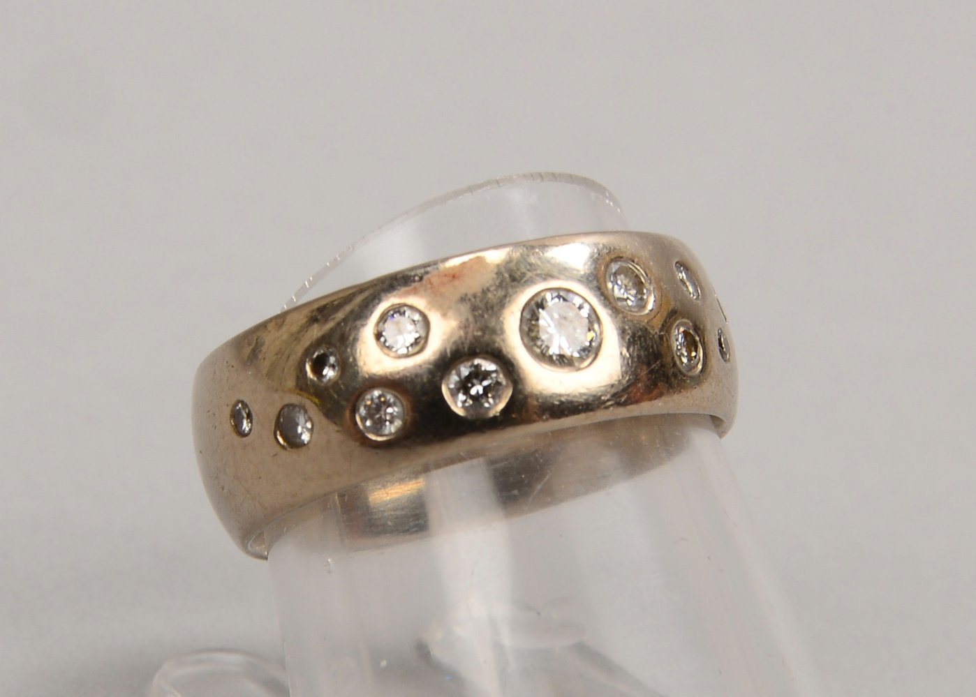 Ring, 585 WG (gest.), mit 13x kl. Diam., Steine verlaufend, Innenschiene grav./dat.; RG 53