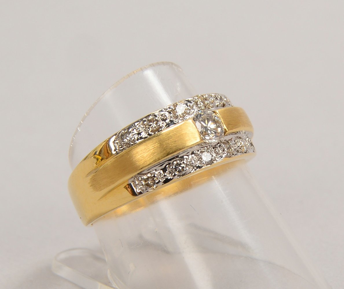 Ring, 585 GG, mit Brillant und 12x Begleitdiam./ca. 0,44 ct; Gew. 6,80 g - Zertifikat!