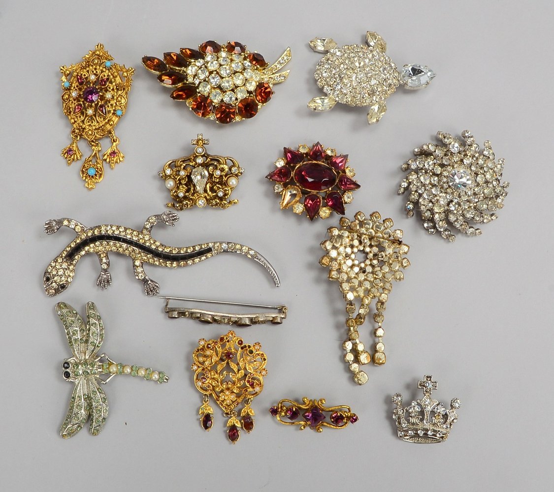 13 Schmuckbroschen (1950er/1970er Jahre), Strass, versch. Ausf. - auch figürlich