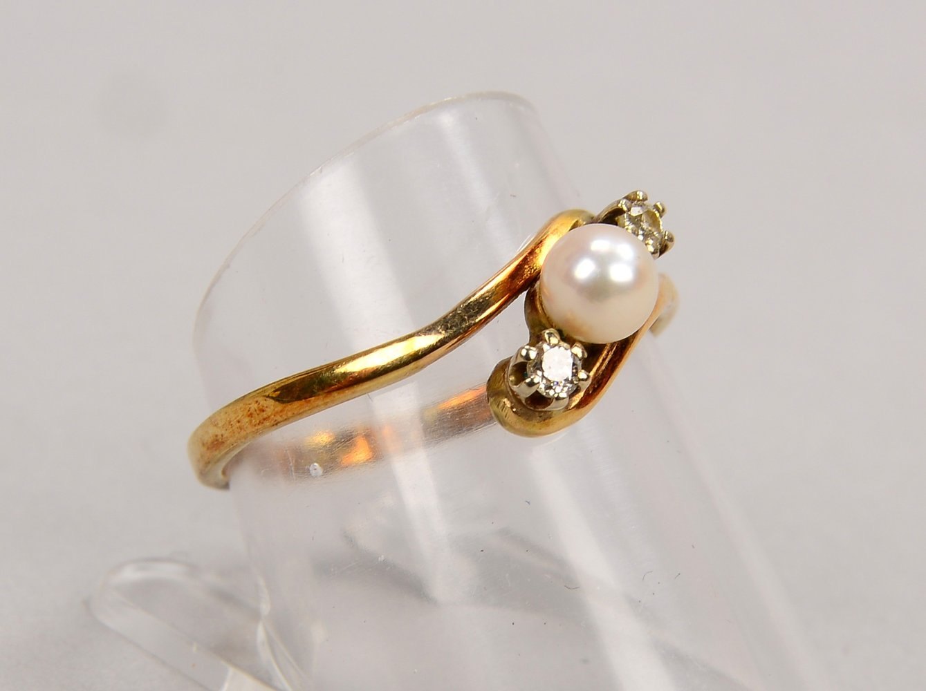 Ring, 585 GG (gest.), mit einzelner Perle und 2x kl. Diamanten; RG 56, Gew. 2,10 g