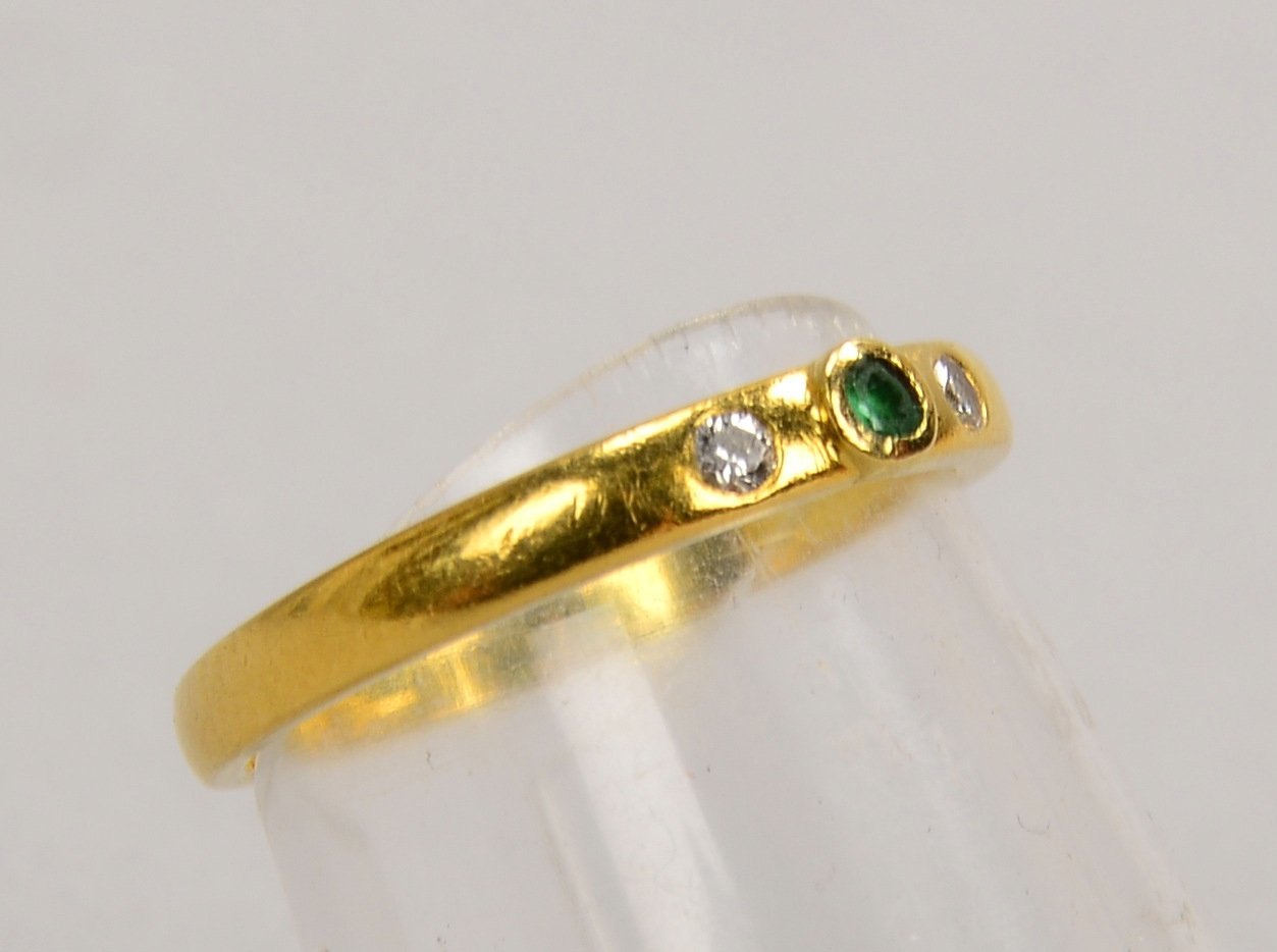 Ring, 750 GG (gest.), besetzt mit kl. Smaragd und 2x kl. Diam.; RG 51, Gew. 2,30