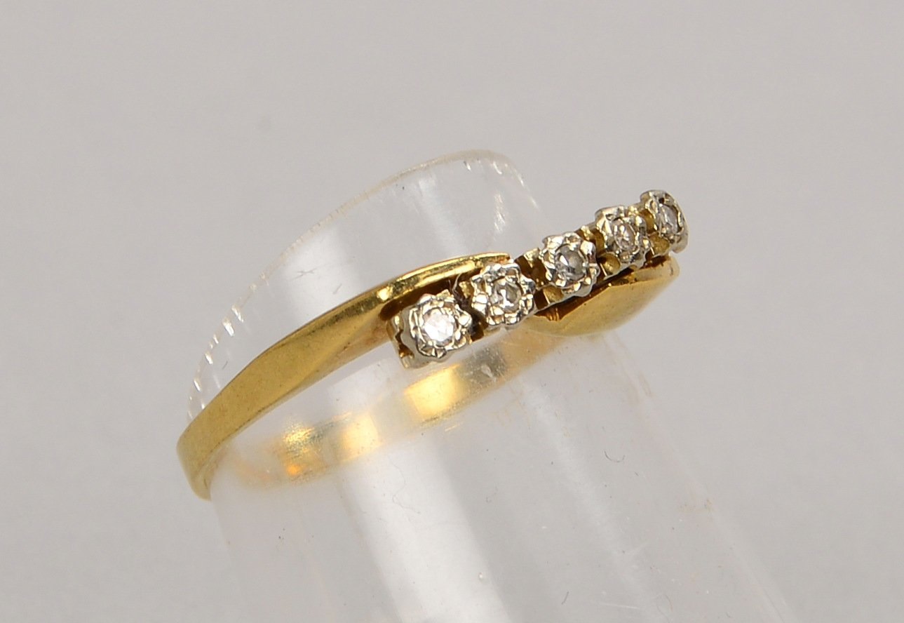 Ring, 585 WG/GG (gest.), besetzt mit 5x kl. Diam.; RG 49, Gew. 1,90 g
