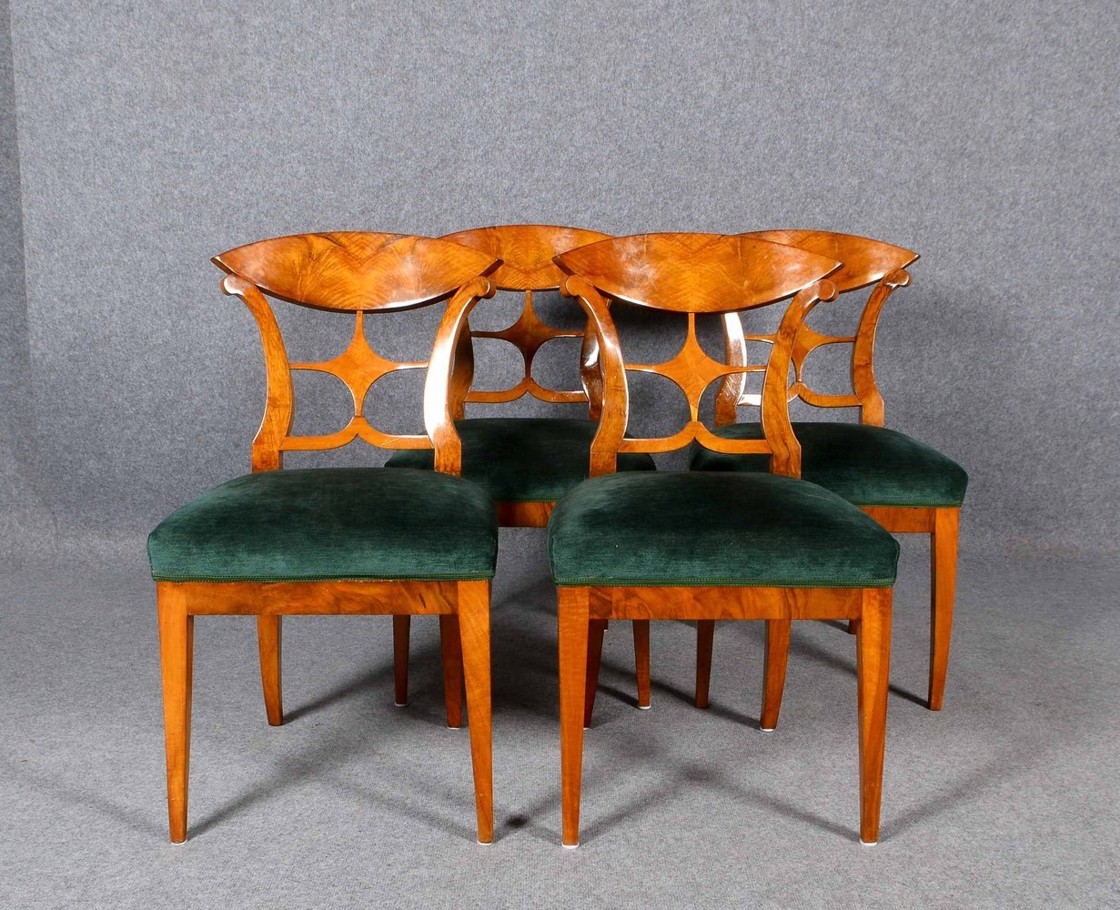 4 Stühle, Kirsche massiv/furn., durchbr. Lehne mit navetteförm. Schulterbrett, grüner Stoffbez.