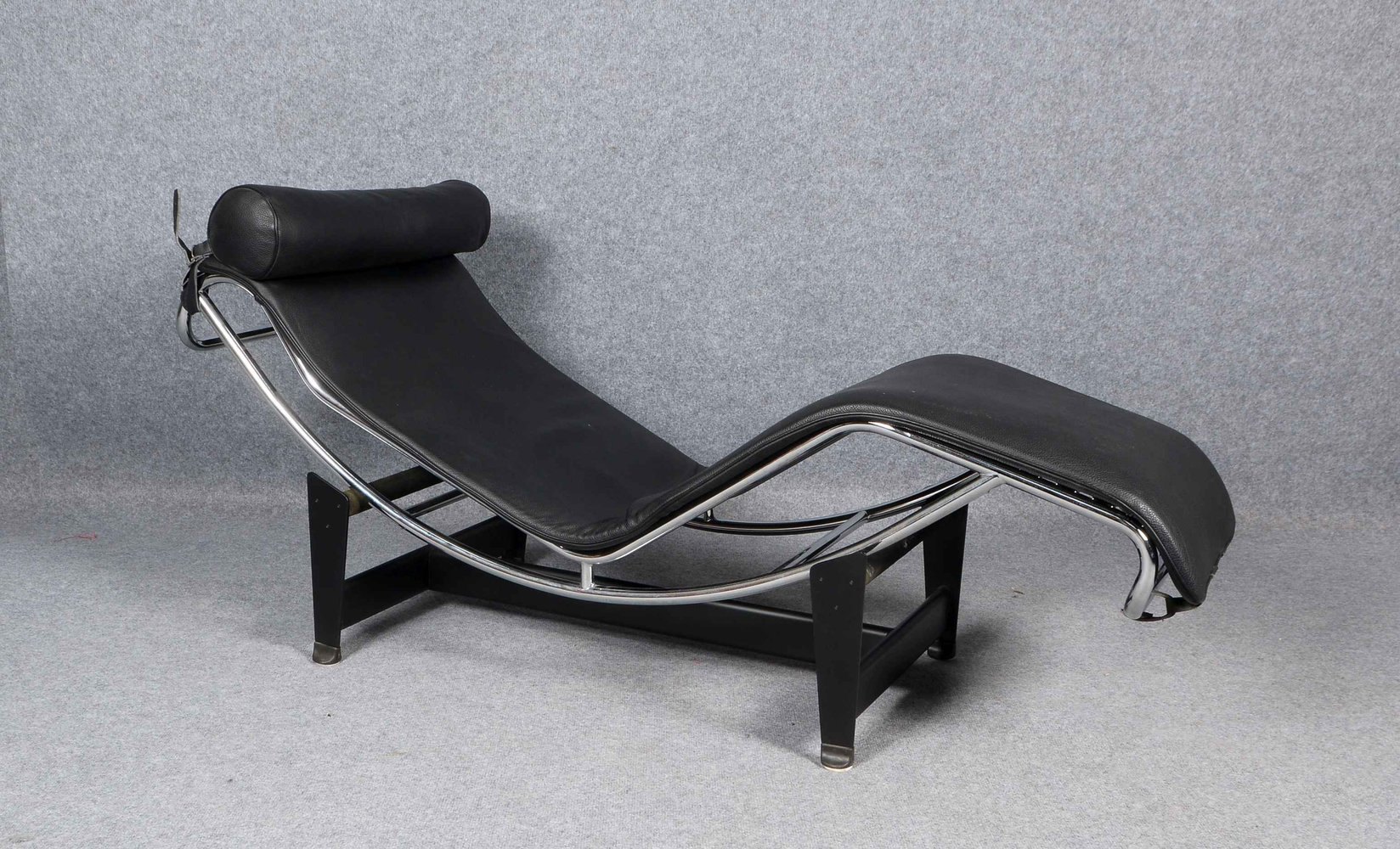 Relaxliege, verchr. Stahlrohr/Stahl mattschwarz lackiert, und genarbtes Büffelleder