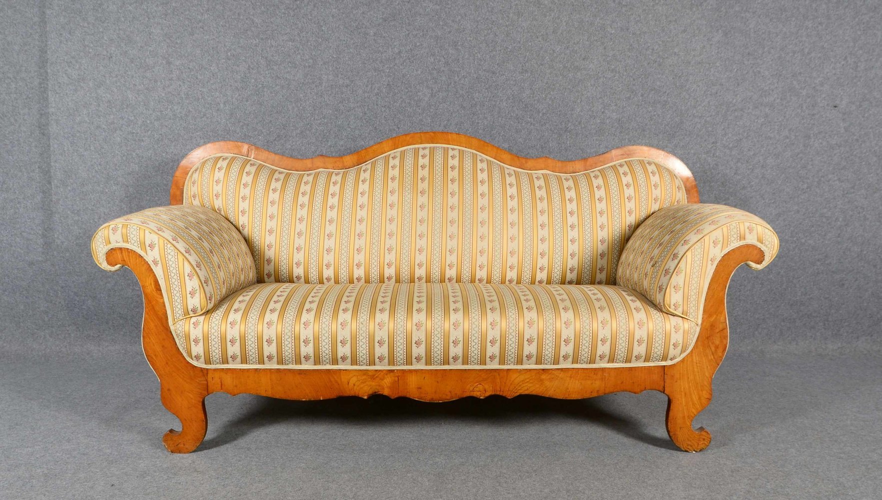 Sofa, gestreifter Bezugsstoff in Gold-Beige - mit guter Polsterung; Breite 210 cm