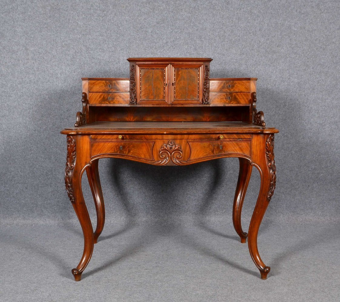 Damensekretär, Nussbaum, 2-türig/6-schübig, mit ausziehb. Schreibplatte; Breite 110 cm