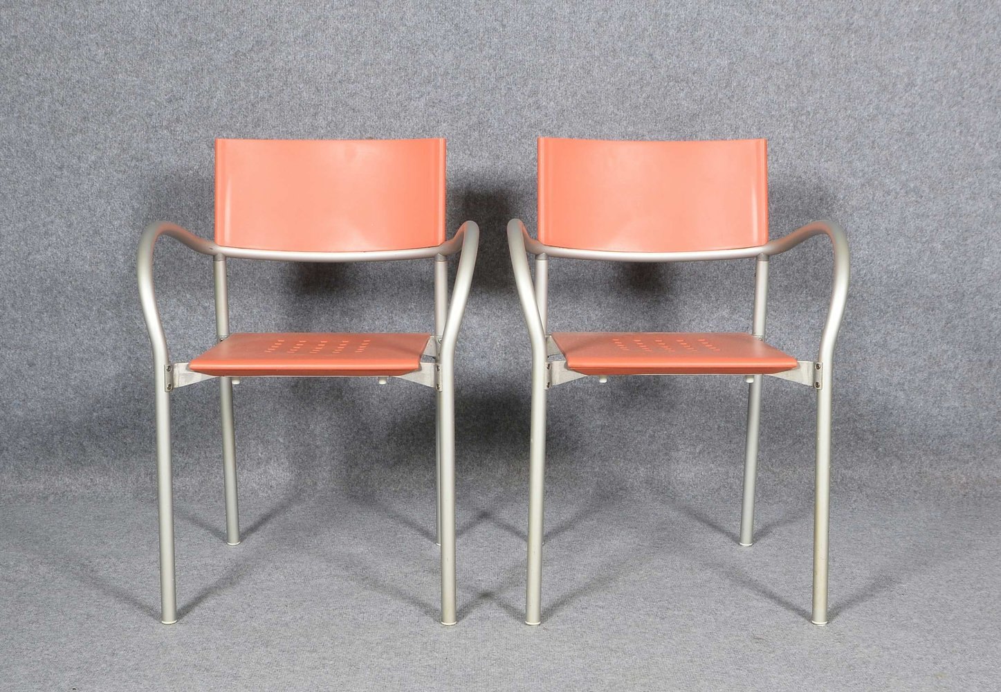 Segis/It., 2 Designer-Armlehnstühle, 'Breeze', Alu eloxiert, mit Kunststoff-Sitzfl.