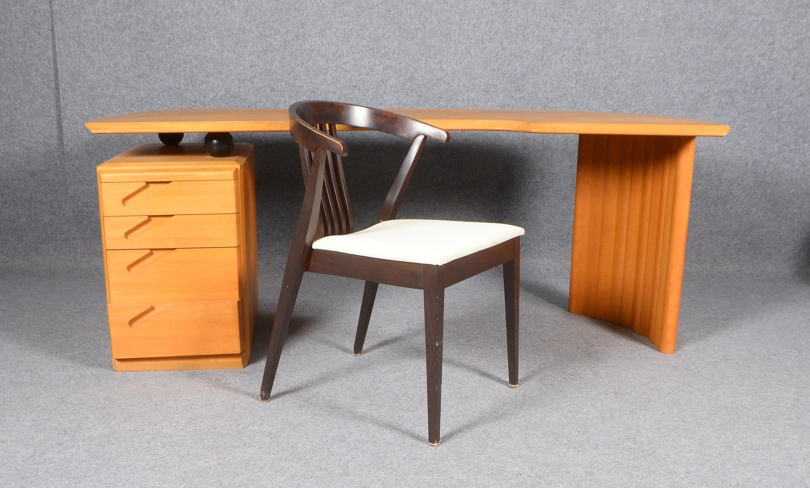 Schreibtisch, Holz/Buche(?) massiv, mit 5-schüb. Container; dazu Calligaris-Designerstuhl