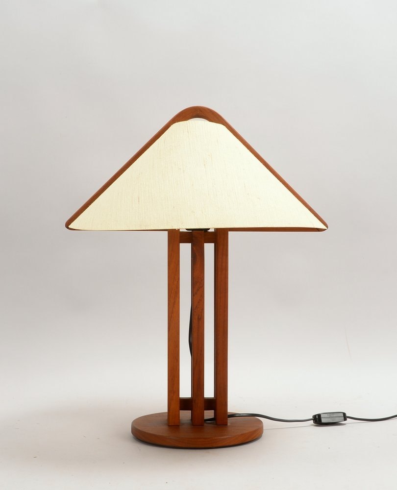 Domus/Dänemark, Designer-Tischlampe (1970er J.), Teakholz, mit Schirm; Höhe 55 cm