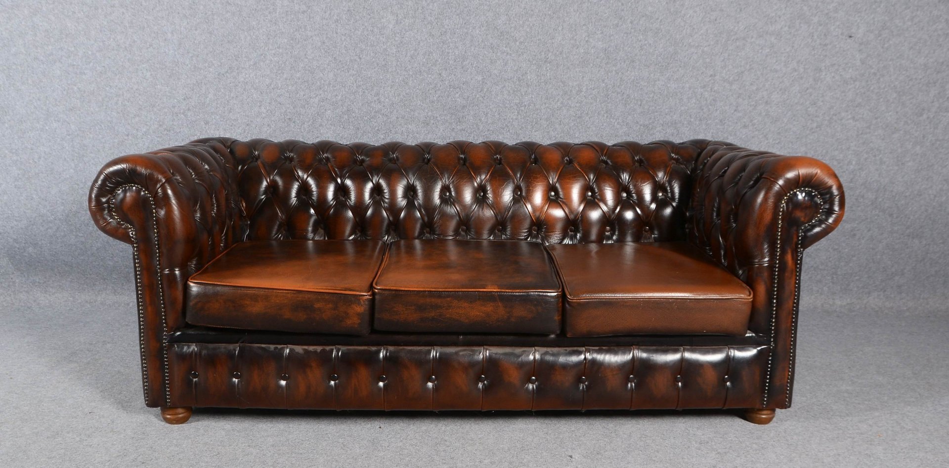 Chesterfield-Sofa/Dreisitzer, dunkelbraunes Leder, mit 3x Sitzkissen; Breite 200 cm