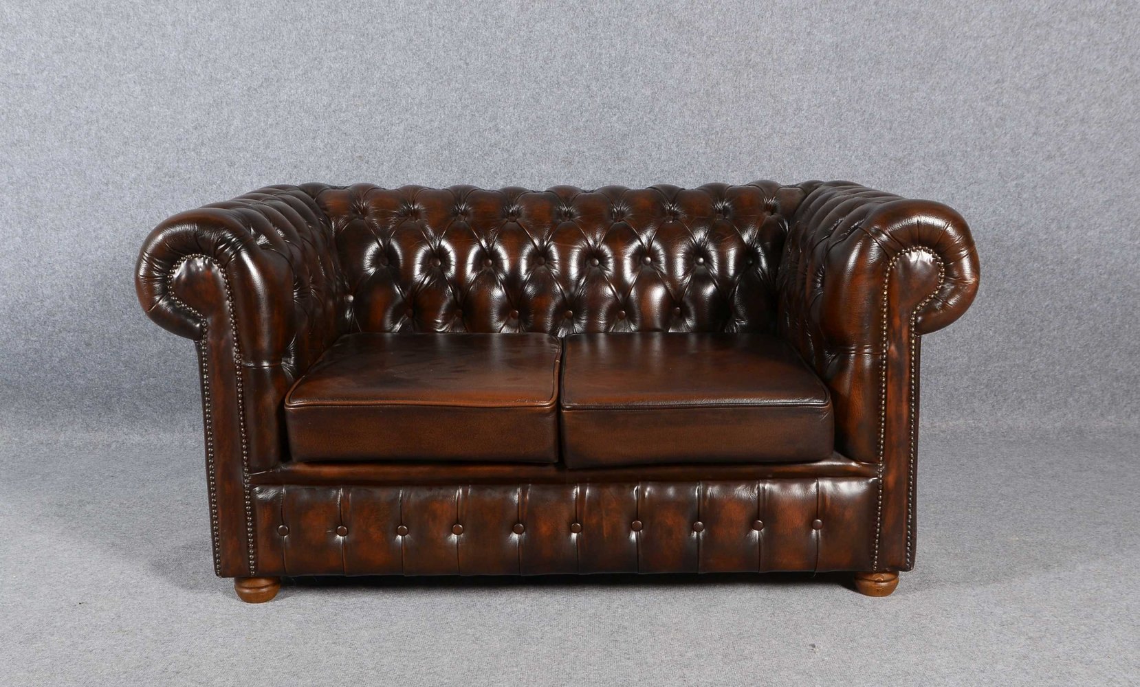 Chesterfield-Sofa/Zweisitzer, dunkelbraunes Leder, mit 2x Sitzkissen; Breite 150 cm