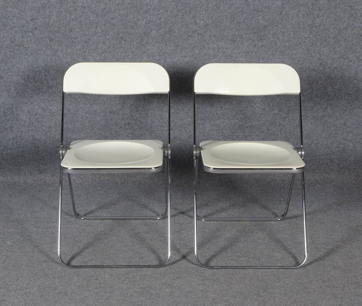 Adriano Castelli, 2 Designer-Klappstühle, 'Plia', Chrom und Cellidor, Entw. G. Piretti