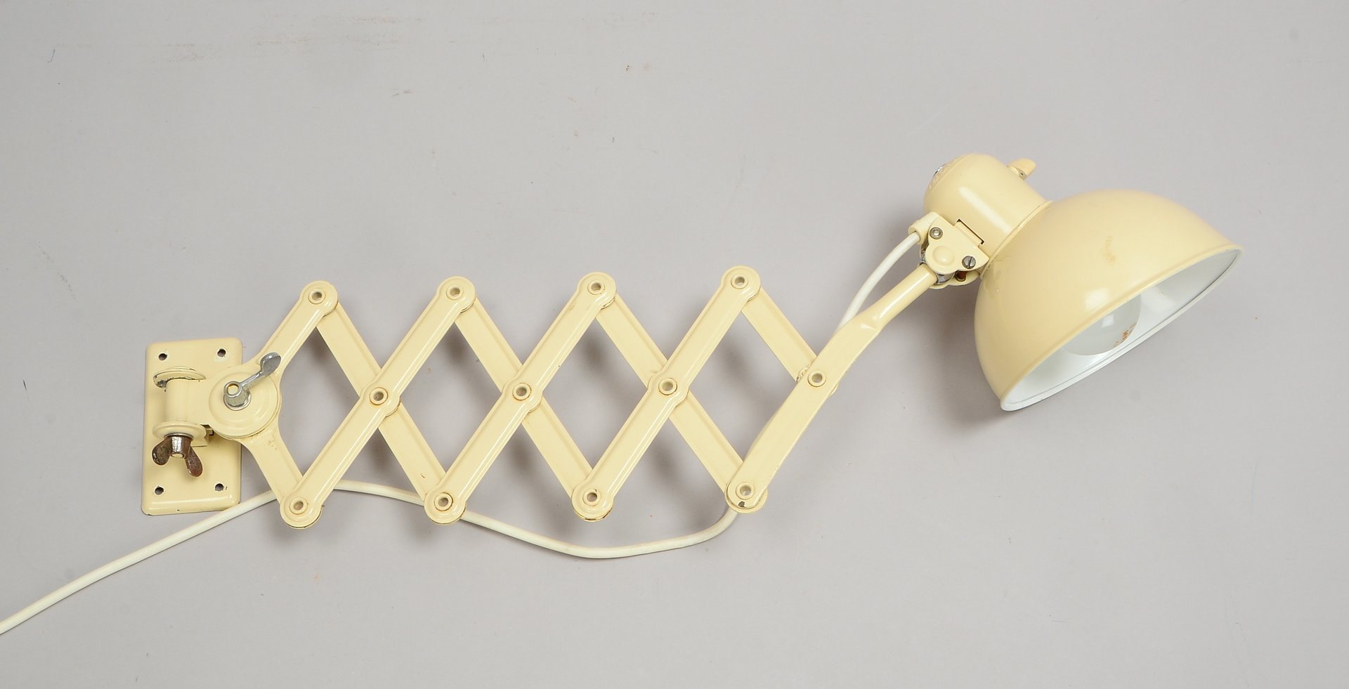 Kaiser Idell, Wandlampe, cremeweiß lackiert, Scherenauszug, mit Schnurschalter