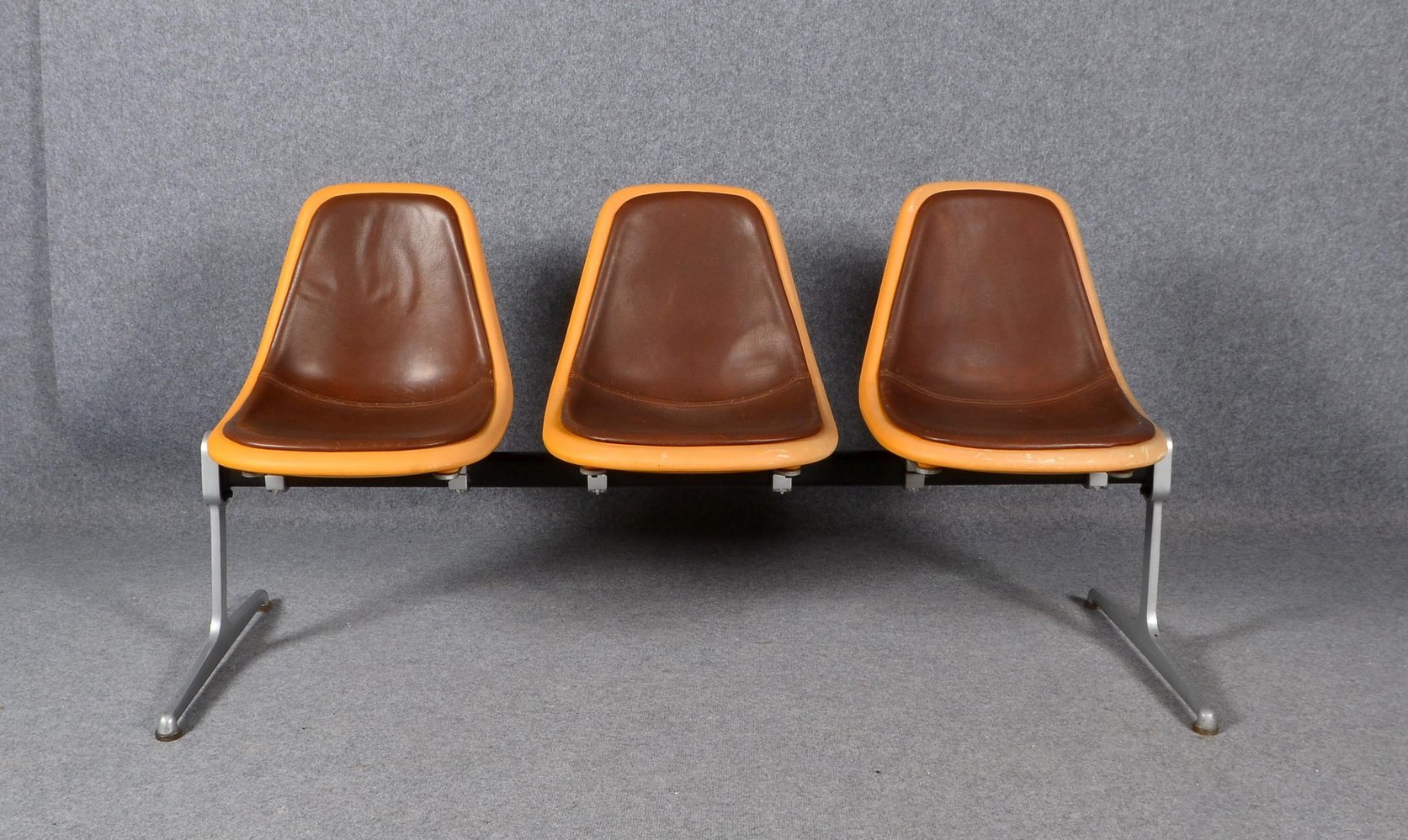 Sulo, 3er-Wartebank, 'Orly', Chrom und Kunstst./Kunstleder, Entw. O.F. Pollak; Breite 163 cm