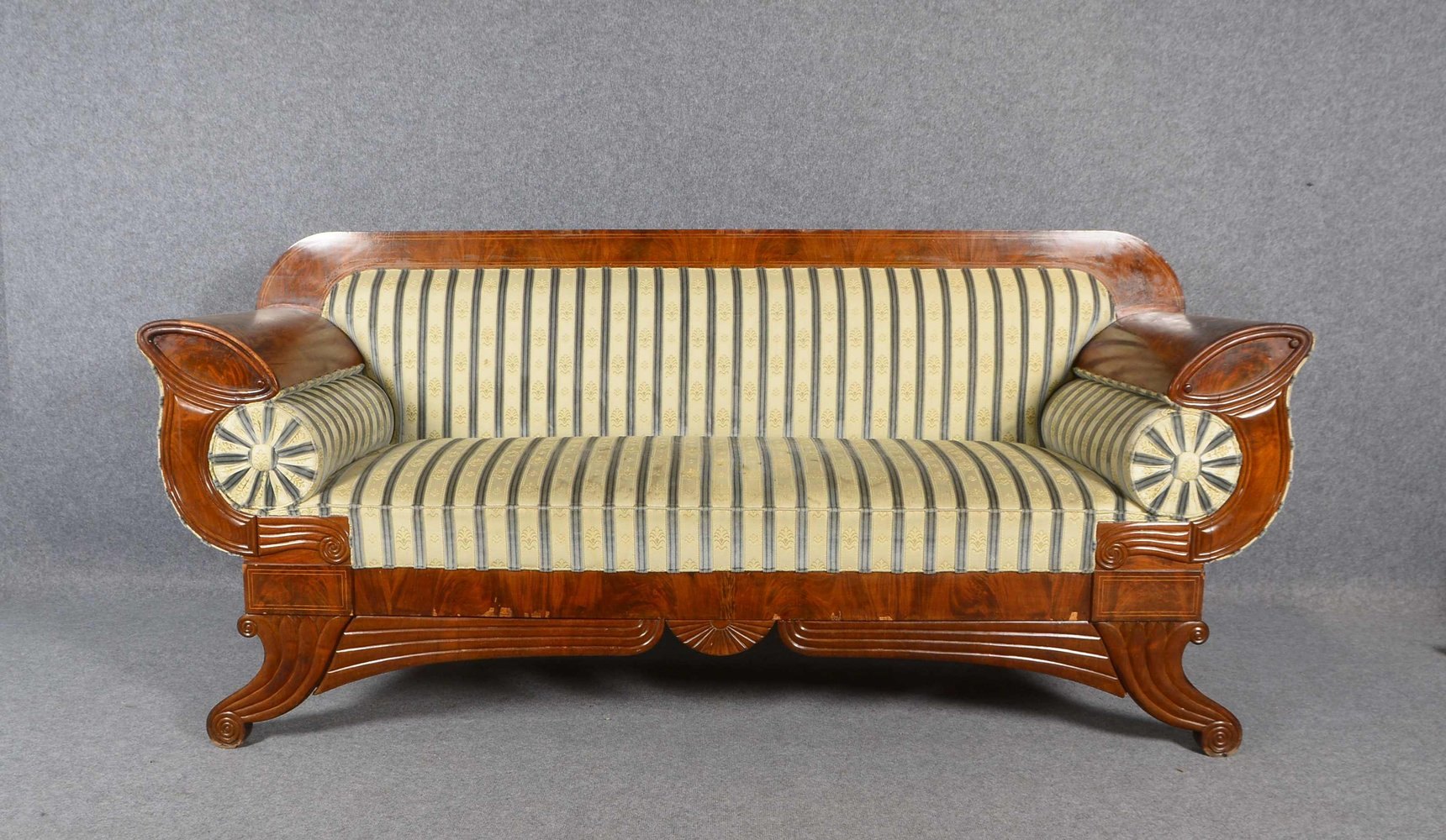Sofa, Nussbaum furniert/teils mit Fadenintarsien, gestr. Stoffbezug; Breite 216 cm