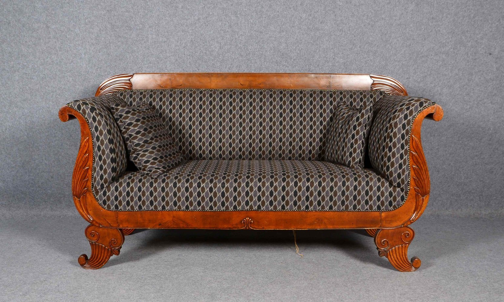 Sofa, Mahagonifurnier, mit 'Driva'-Möbelstoff neu bez., 2x passende Kissen; Breite 185 cm