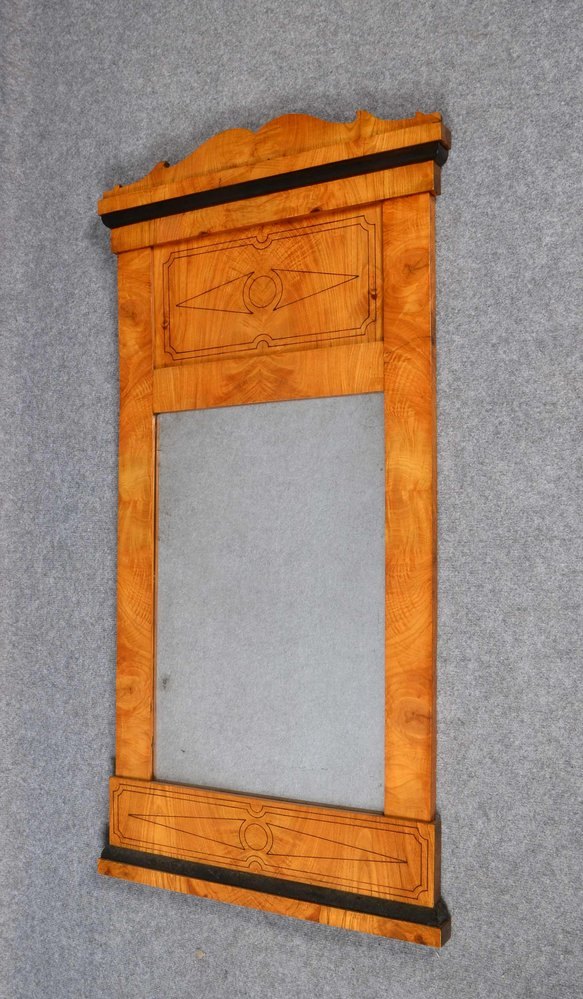 Wandspiegel, Spiegelfurnier, partiell ebonisiert und mit Branddekor; Höhe 120 cm