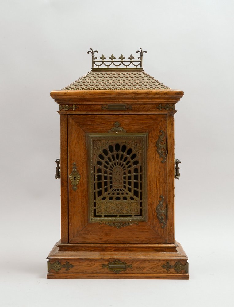Schlüsselschränkchen, Eiche, 1-türig, mit Bekrönung, durchbr. Metallguss-Dekor und Beschläge