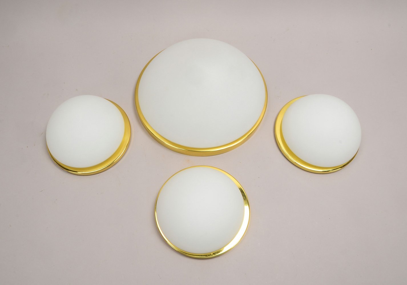 1 Plafonière, Ø 35 cm, und 3x Wandleuchten, Ø 22 cm, mattiertes Opalglas