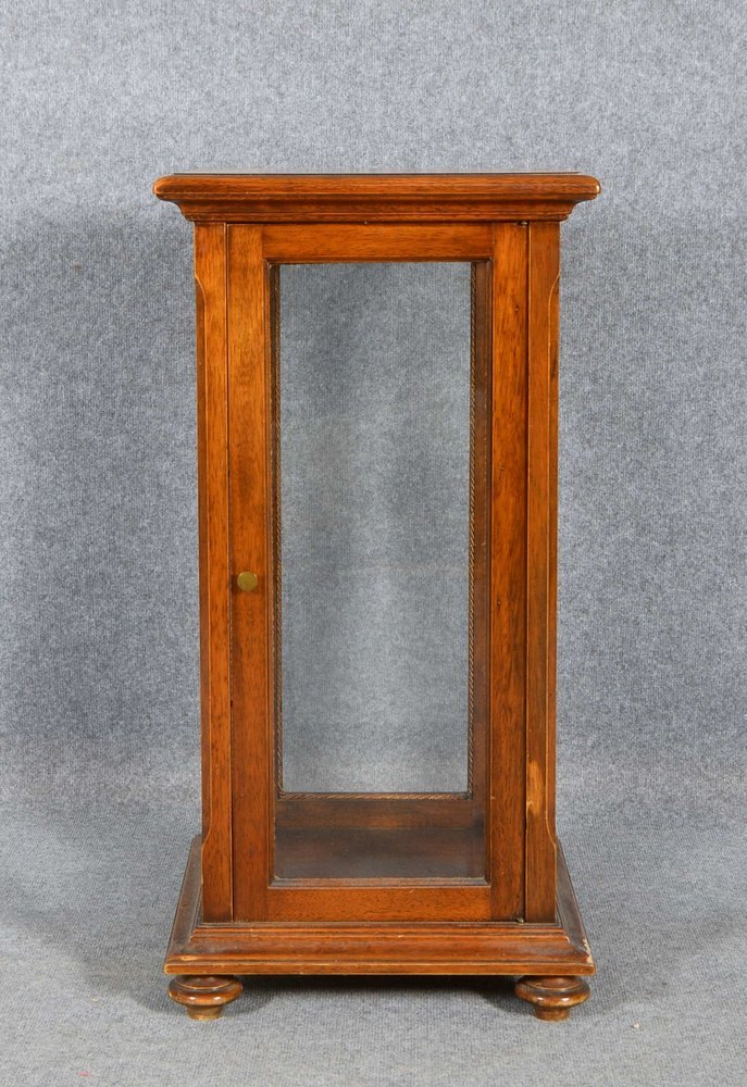 Vitrine, Mahagoni, 1-türig, 4-seitig verglast; Maße 46,5 x 46.5 x 93 cm