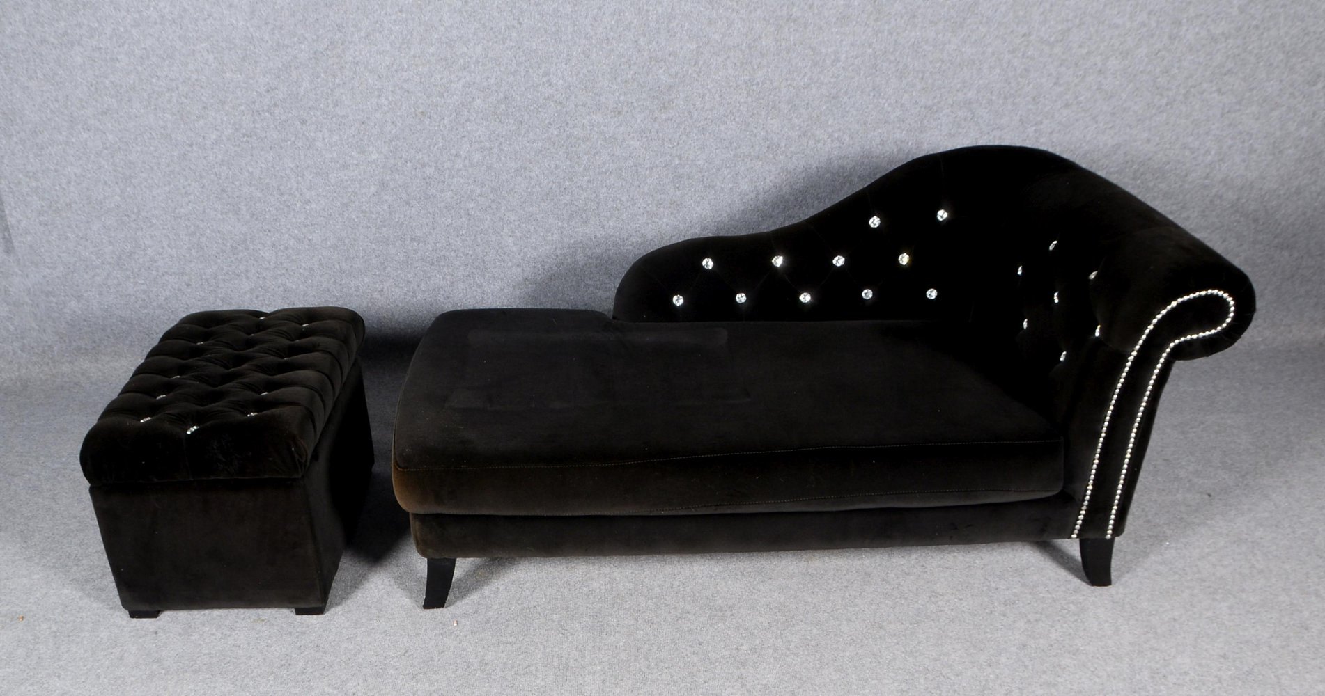 Glööckler, Harald, Designer-Recamière, schw. Samt/Swarovski-Kristalle, mit Fußhocker