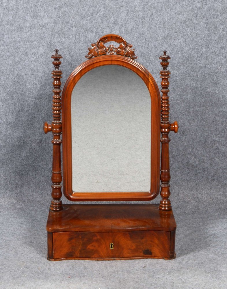 Tischspiegel/Schminkspiegel, Mahagonifurnier, mit 1-schüb. Zarge; Höhe 66 cm