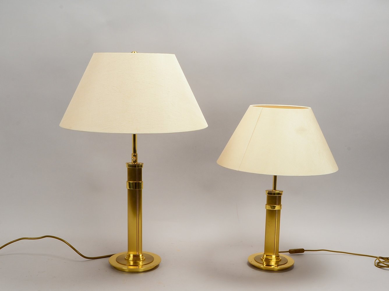 B+M, 2 Tischlampen, jeweils mit hellem Seidenschirm: Lampe/gr. 3-fl., Lampe/kl. 1-fl.