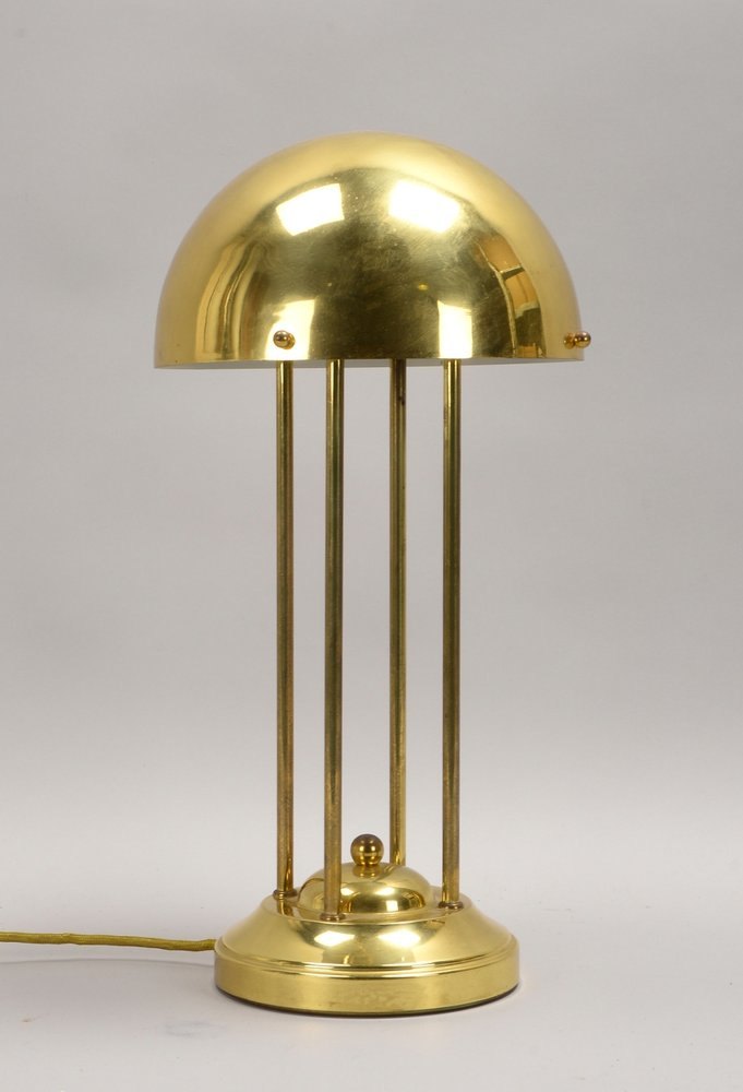 Tischleuchte, 1-fl., Messing-Gestell/Schirm, Entw. Josef Hoffmann (1902); Höhe 49 cm