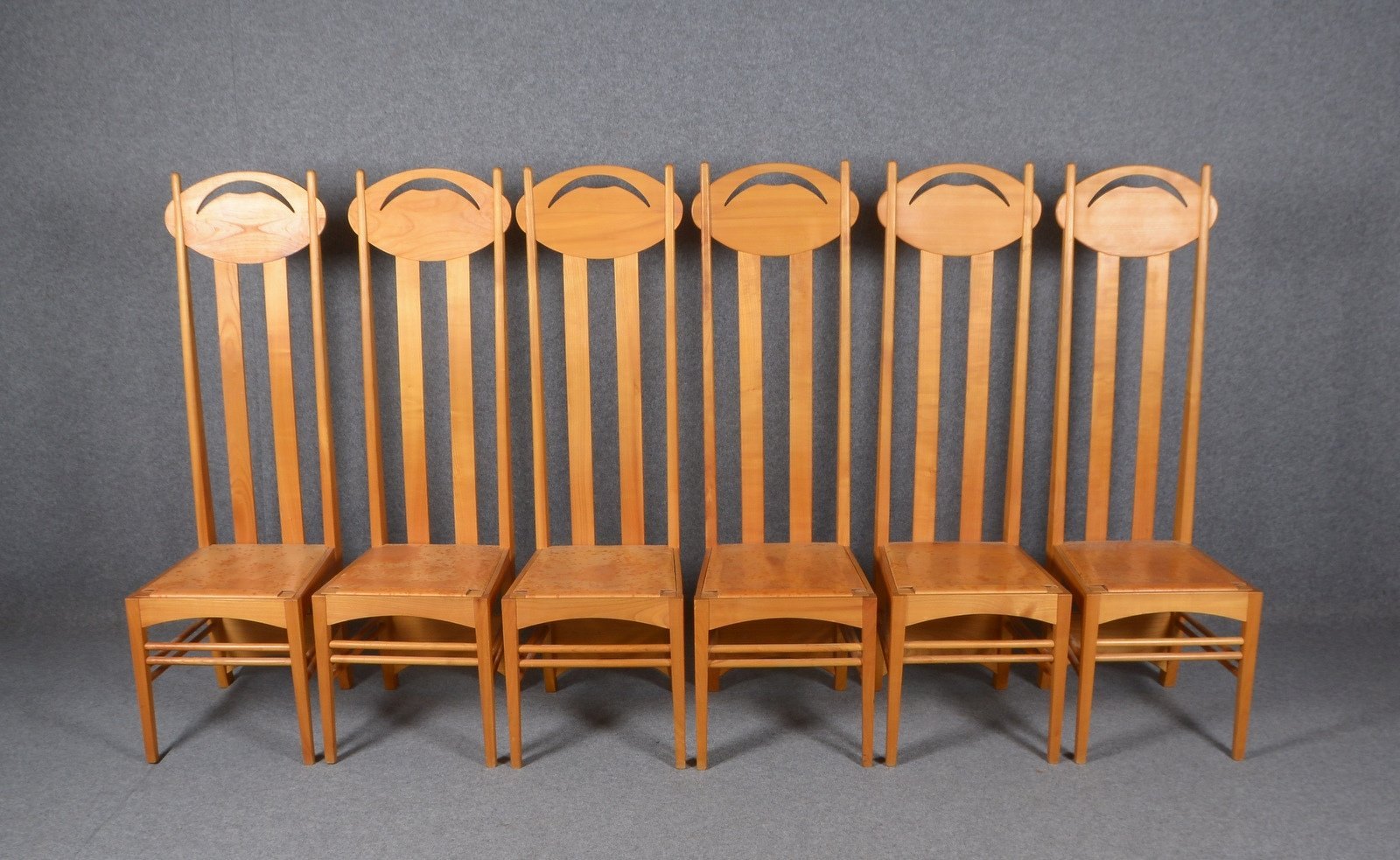 6 Hochlehner, Kirschholz, Sitzfläche mit Lederbezug; Lehnhöhe 150 cm, Sitzhöhe 46 cm