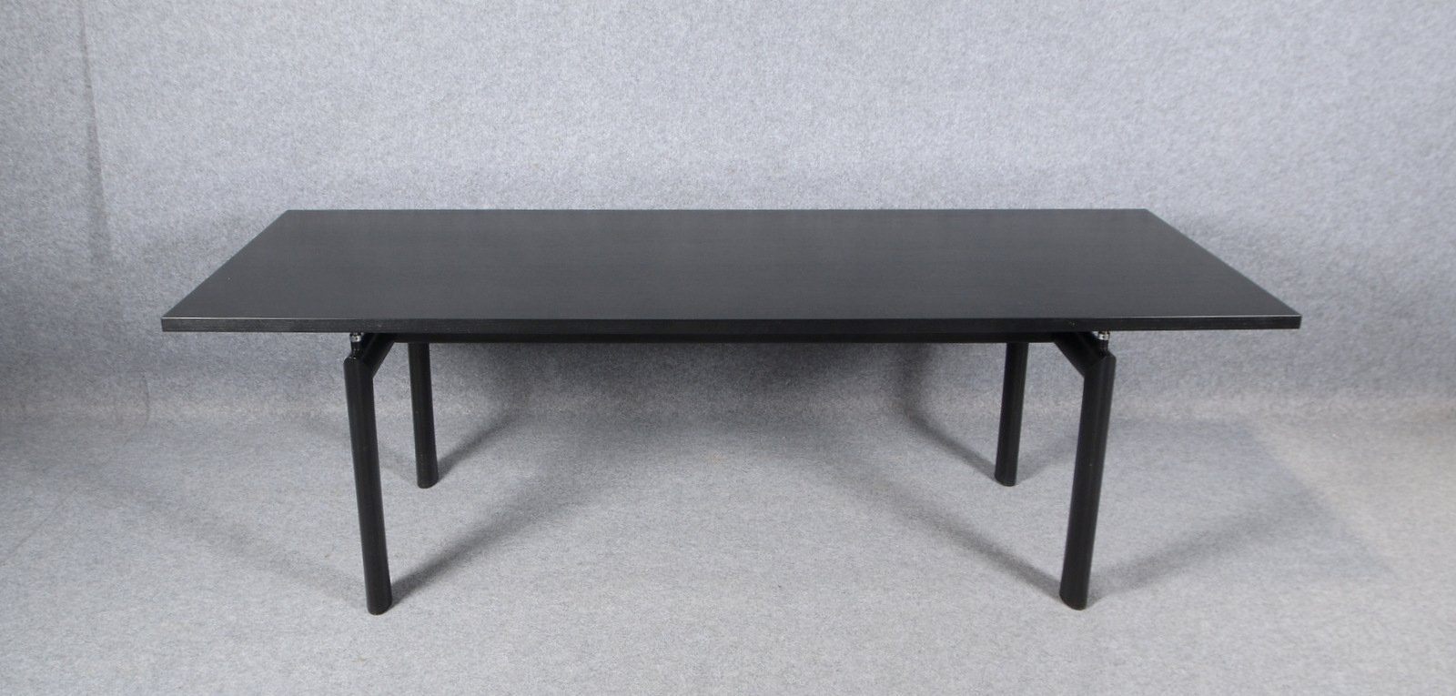 Cassina, Designer-Tisch, 'Tube d'Avion - LC6', Eiche schw. gebeizt/schw. lack. Stahl