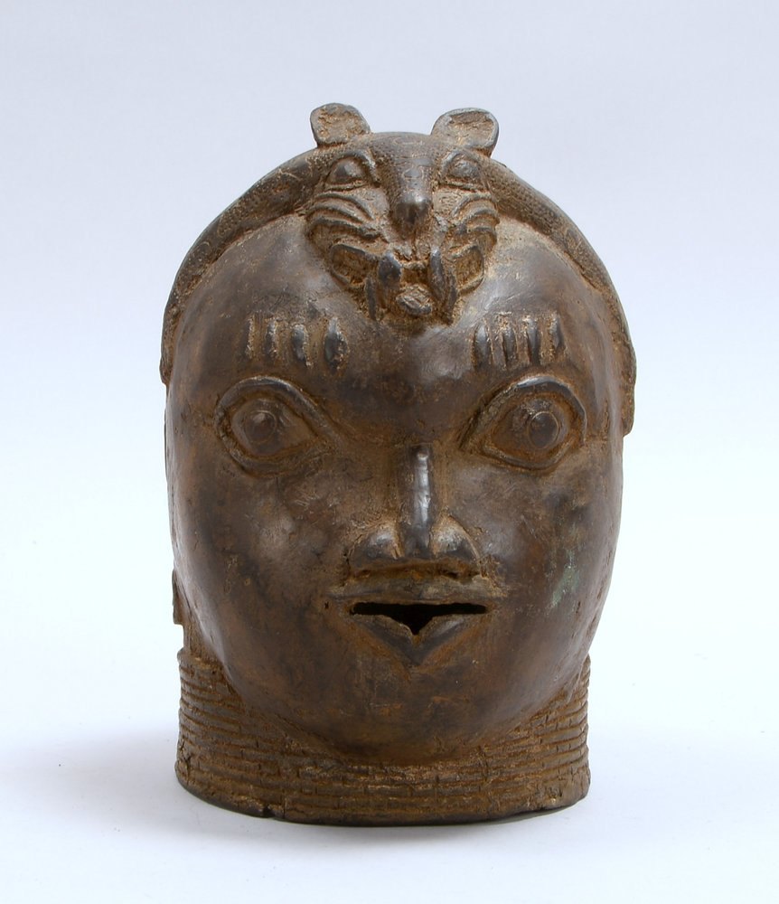 Bronze-Kopf, 'Kopf eines Kriegers', bezogen mit Leopardenfell, mit oberer Öffnung