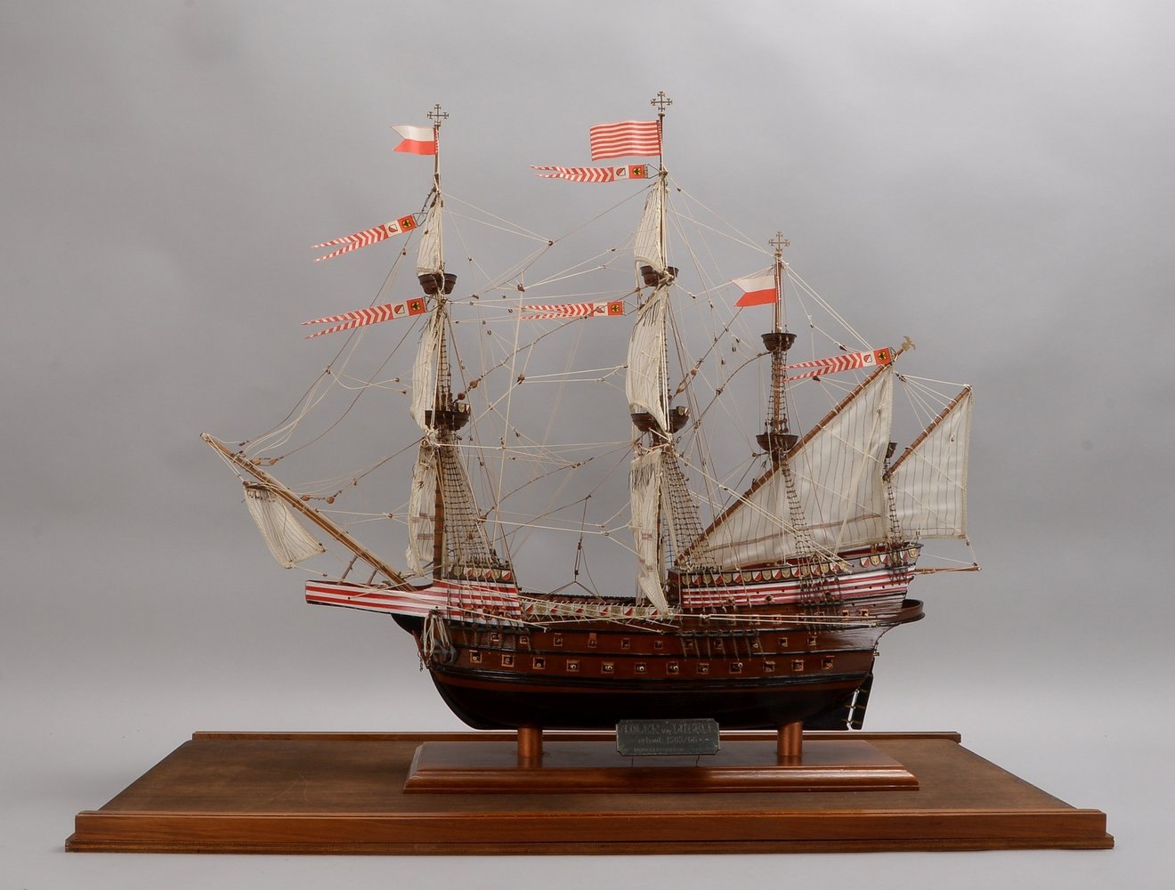 Gr. Schiffsmodell, Kogge 'Adler von Lübeck', '1:90', auf Holzstand/unter Plexiglas