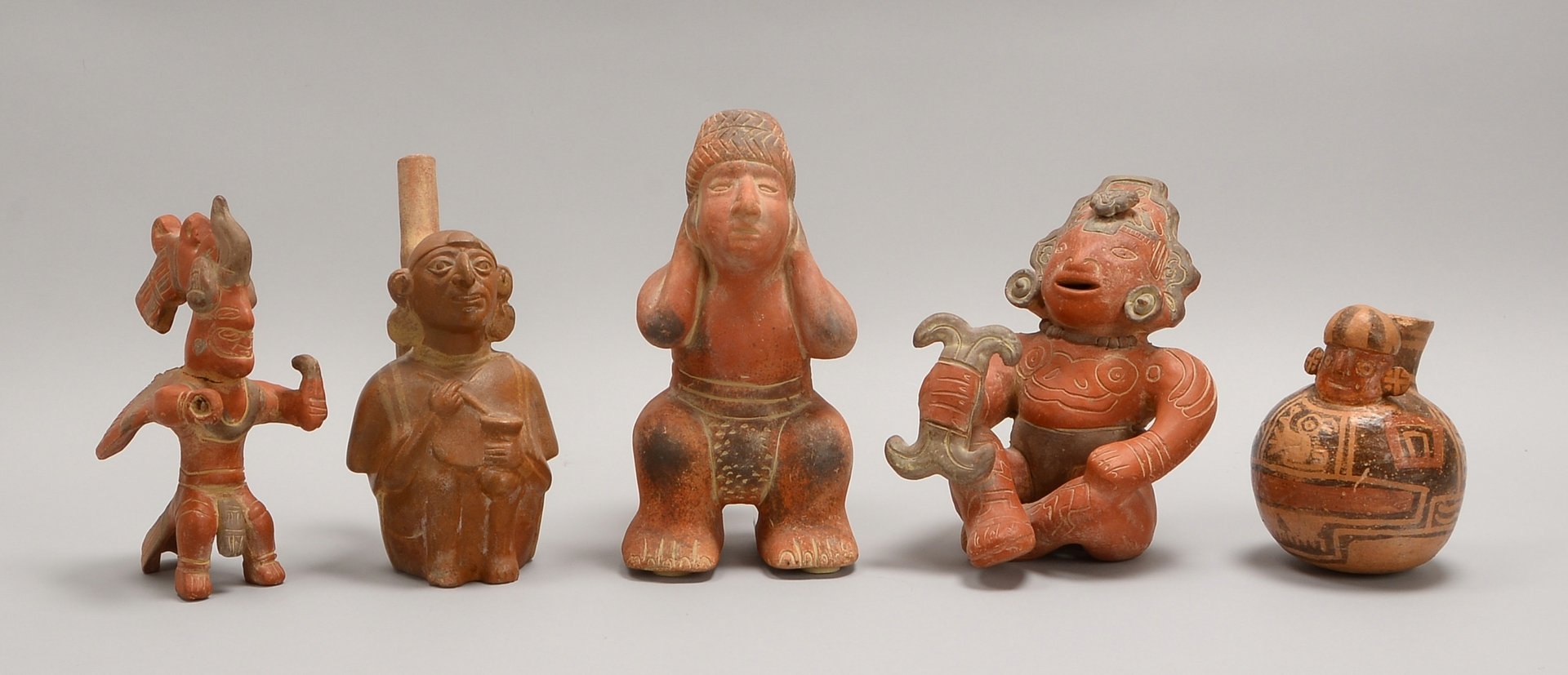 Südamerik. Töpferkunst (Alter unbest.), 5 Terrakotta-Figuren und -gefäße; Höhe 21 - 26 cm