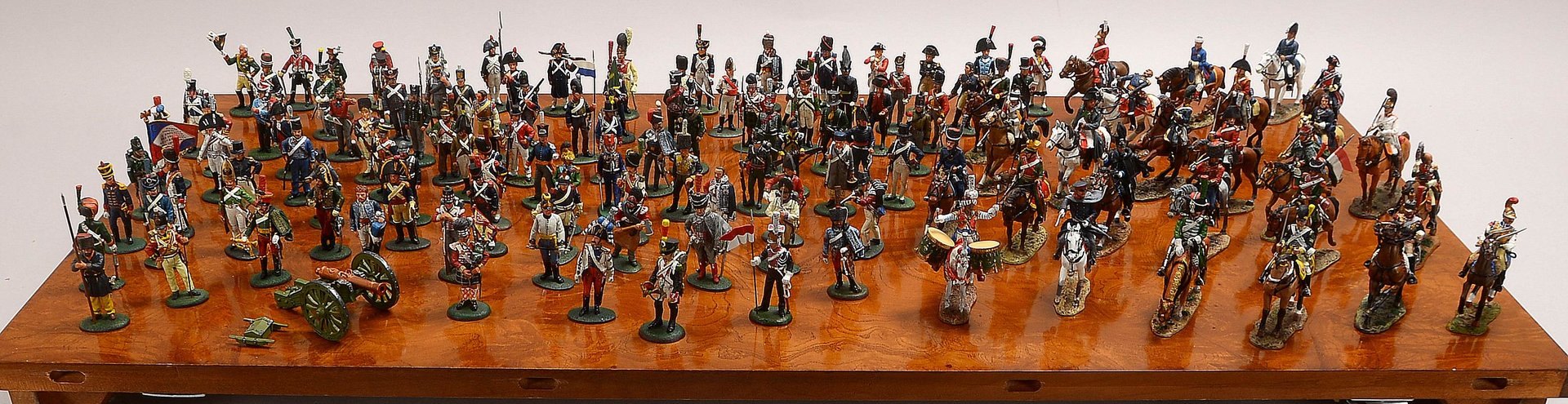 Zinnfiguren, 'Del Prado Collection', farb. gef., 100 Standsoldaten, 16 Reiter, 1 Kanone