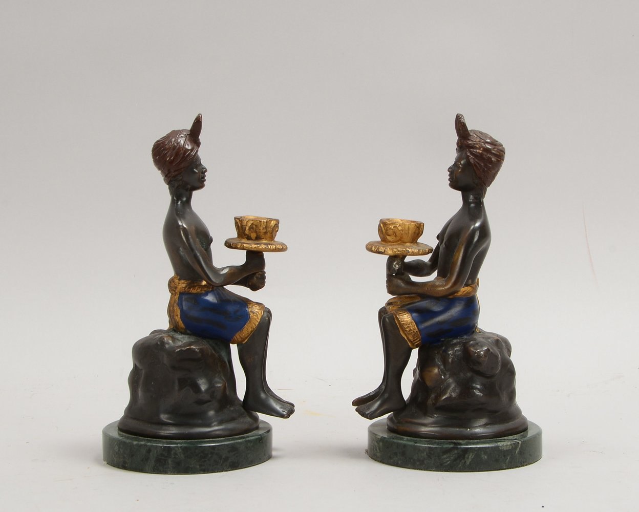 2 figürl. Kerzenleuchter, Bronze/Marmor, 'Kolonialfigur mit Leuchter'; Höhe 23,5 cm