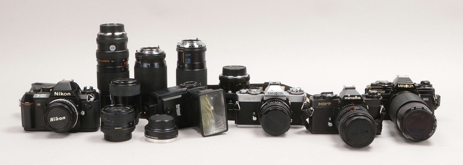 Umfangr. Fotografika-Konvolut: 4x Kameras (1x Nikon, 3x Minolta), und 10x Objektive (div.)