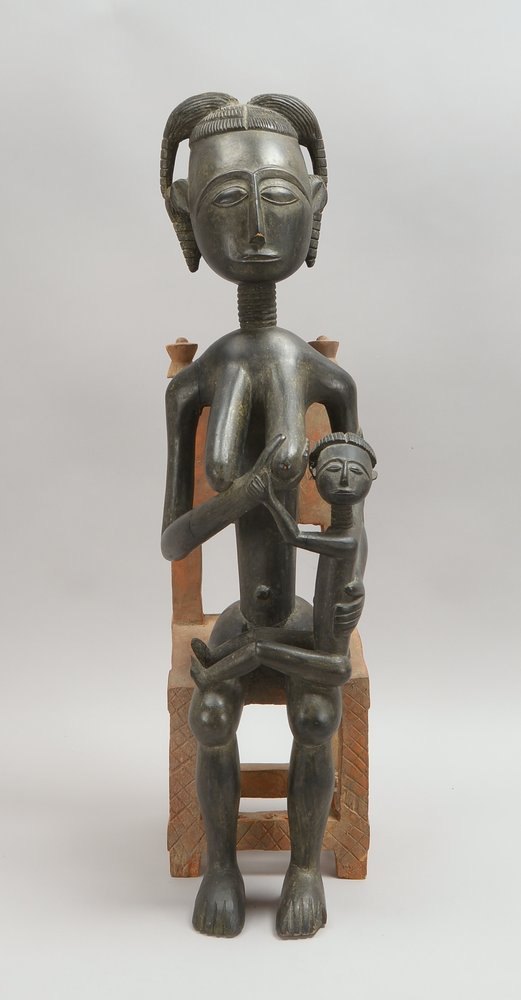 Holzskulptur, 'Sitzende Mutter mit Kind', Hartholz schwarz ebonisiert/terrakottaf. gef.
