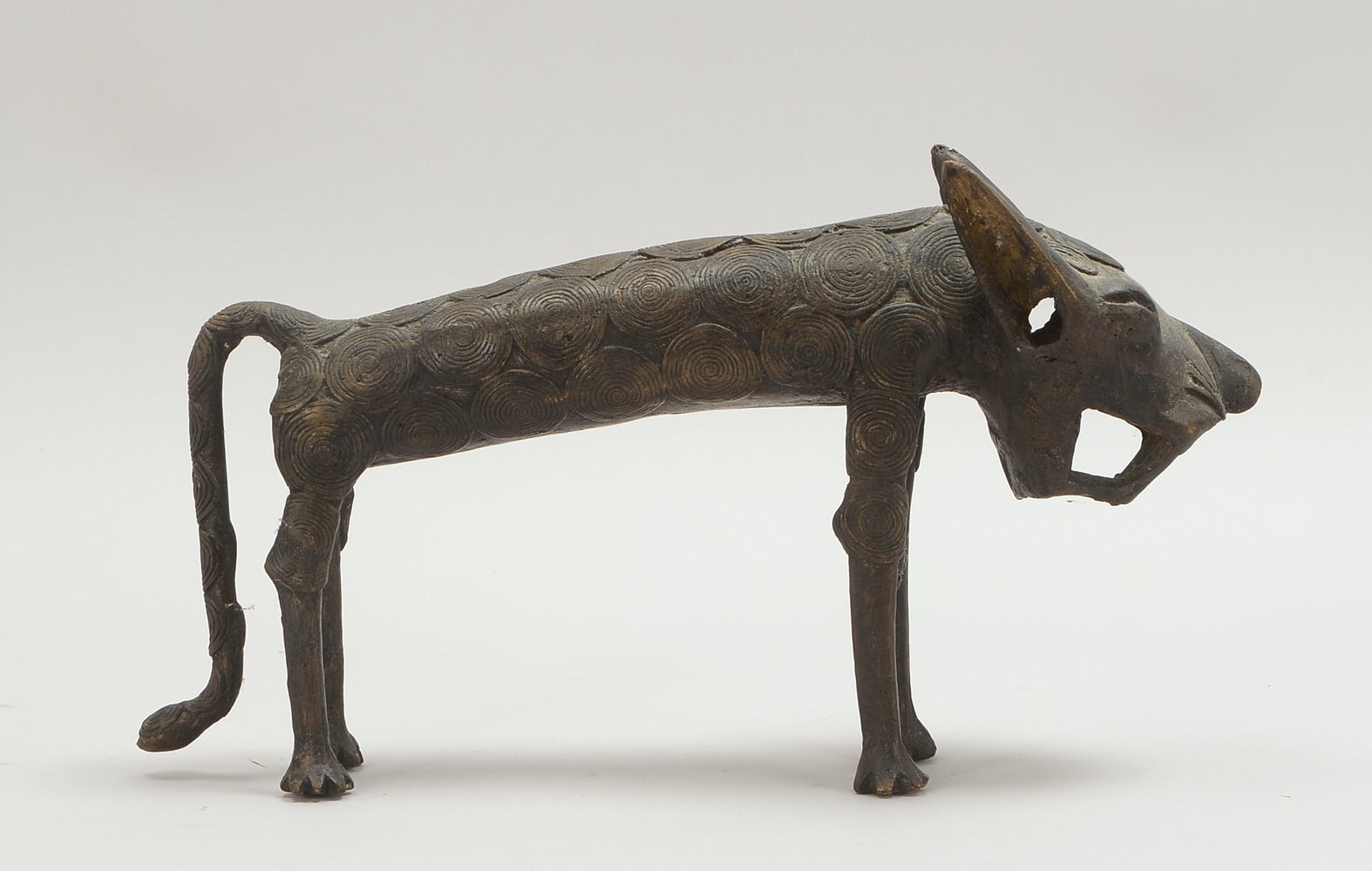 Bronzeskulptur, stilis. 'Raubkatze' - mit Relief aus konzentr. Kreisen als 'Fellstruktur'