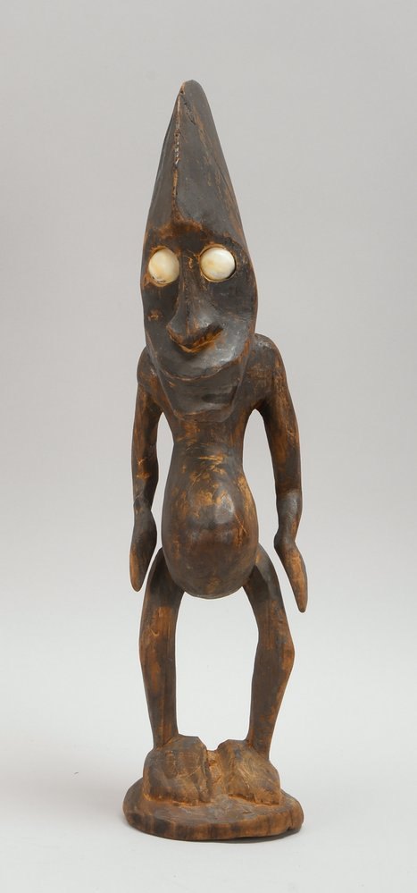 Holzskulptur, 'Geisterfigur' - Figur mit weißen Augäpfeln/2x Muscheleinsätzen; Höhe 40,5 cm