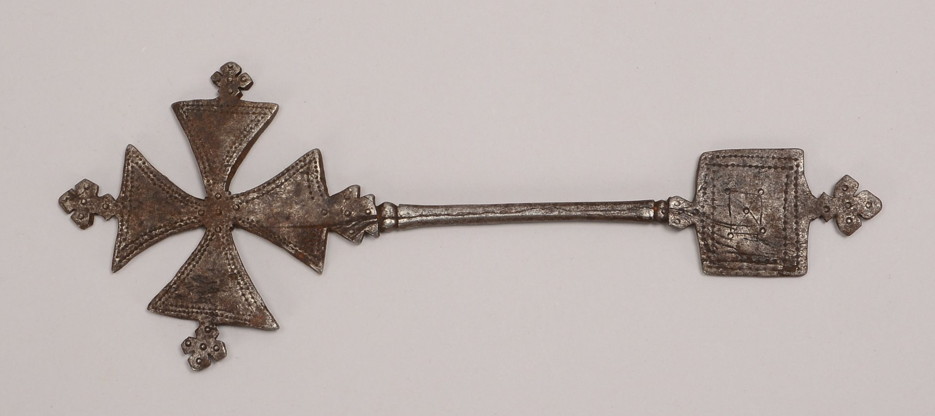 Handkreuz (Äthiopien), Eisen, mit punktueller Verzierung; Länge 26 cm