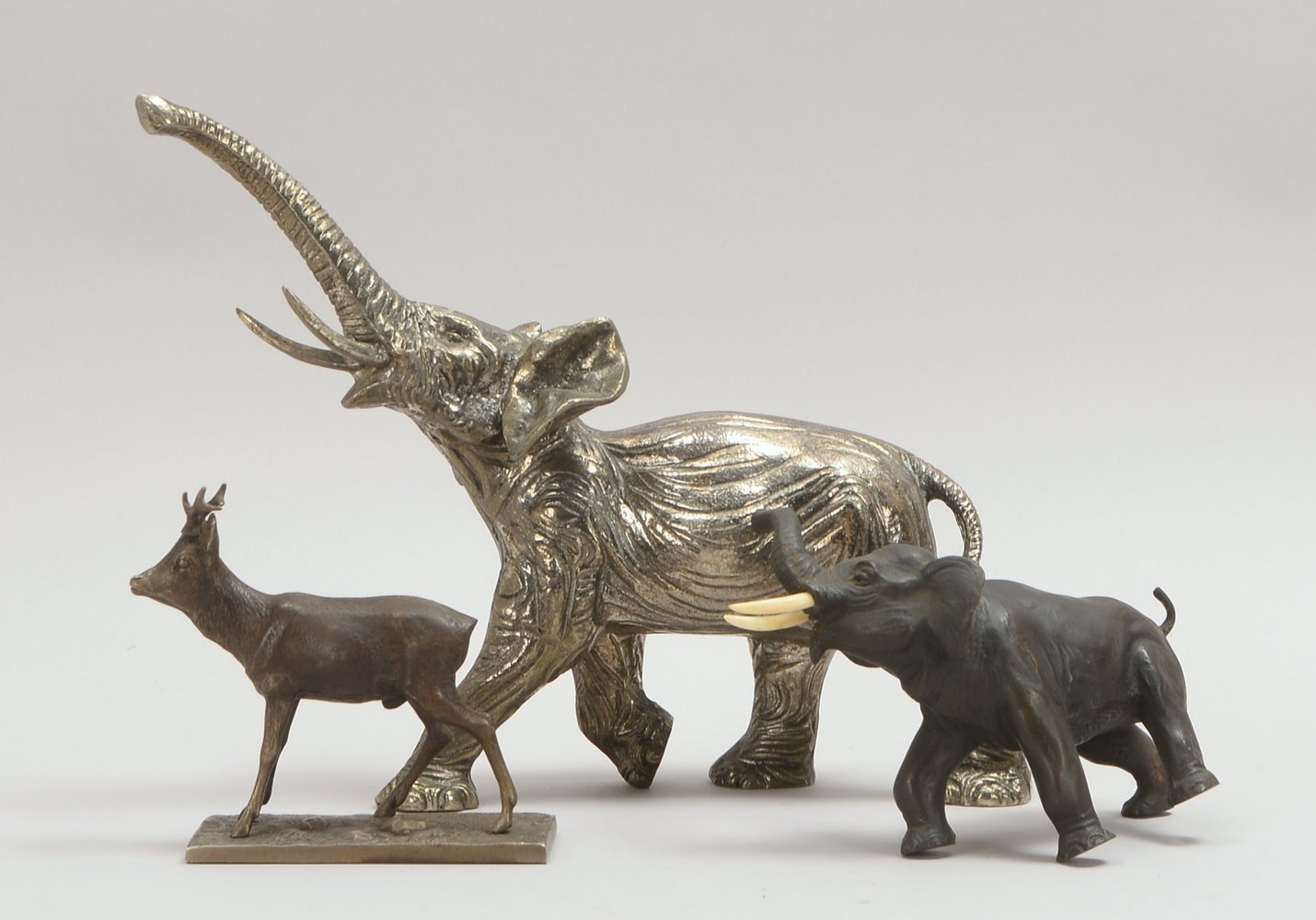 3 Tierskulpturen, Bronze, Eisen und Aluminium(?): 2x 'Elefant', und 1x 'Rehbock'