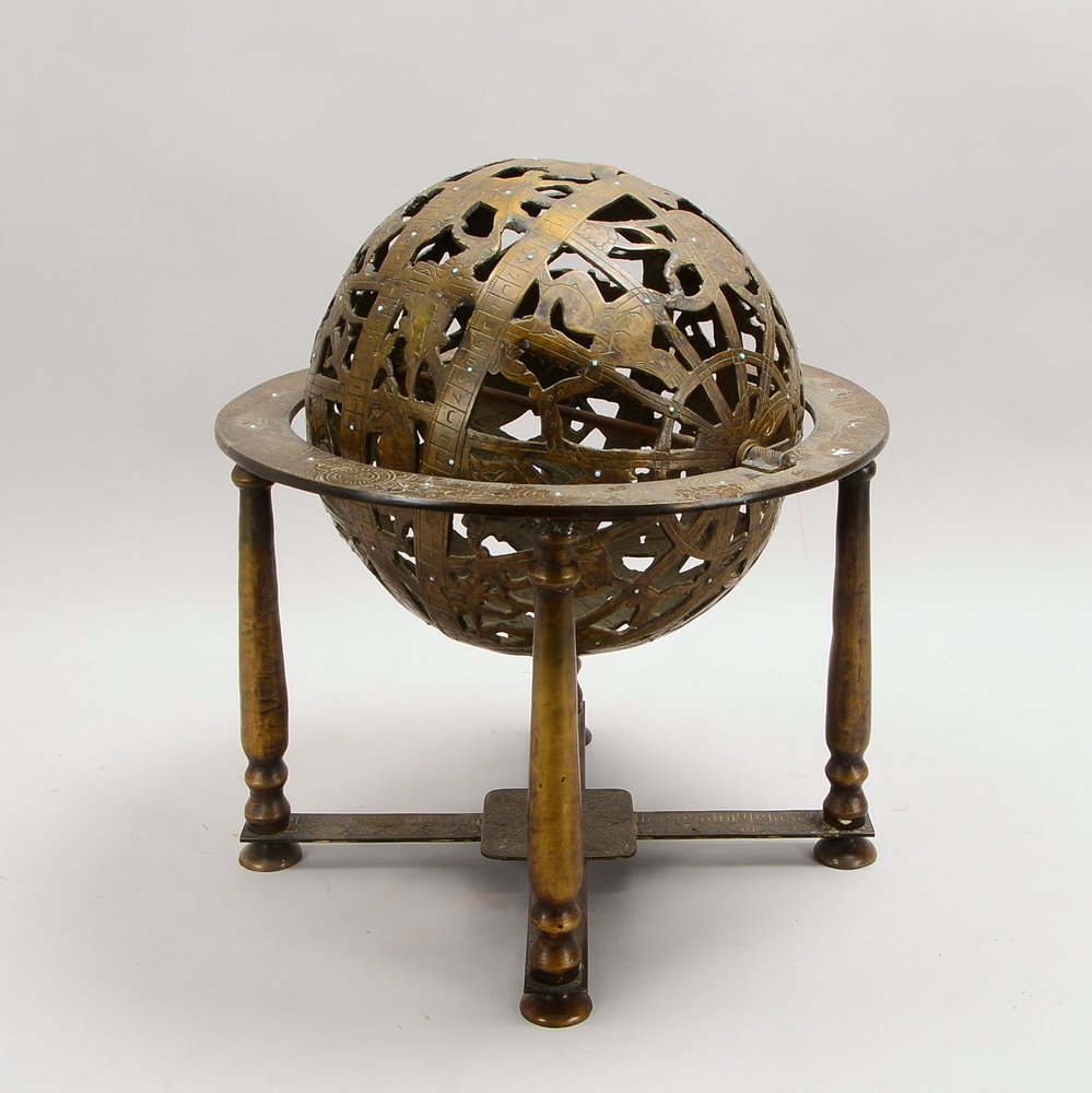 Bronze-Standglobus, drehbare durchbr. 'Erdkugel', auf Ständer; Höhe 50 cm, Ø 45 cm